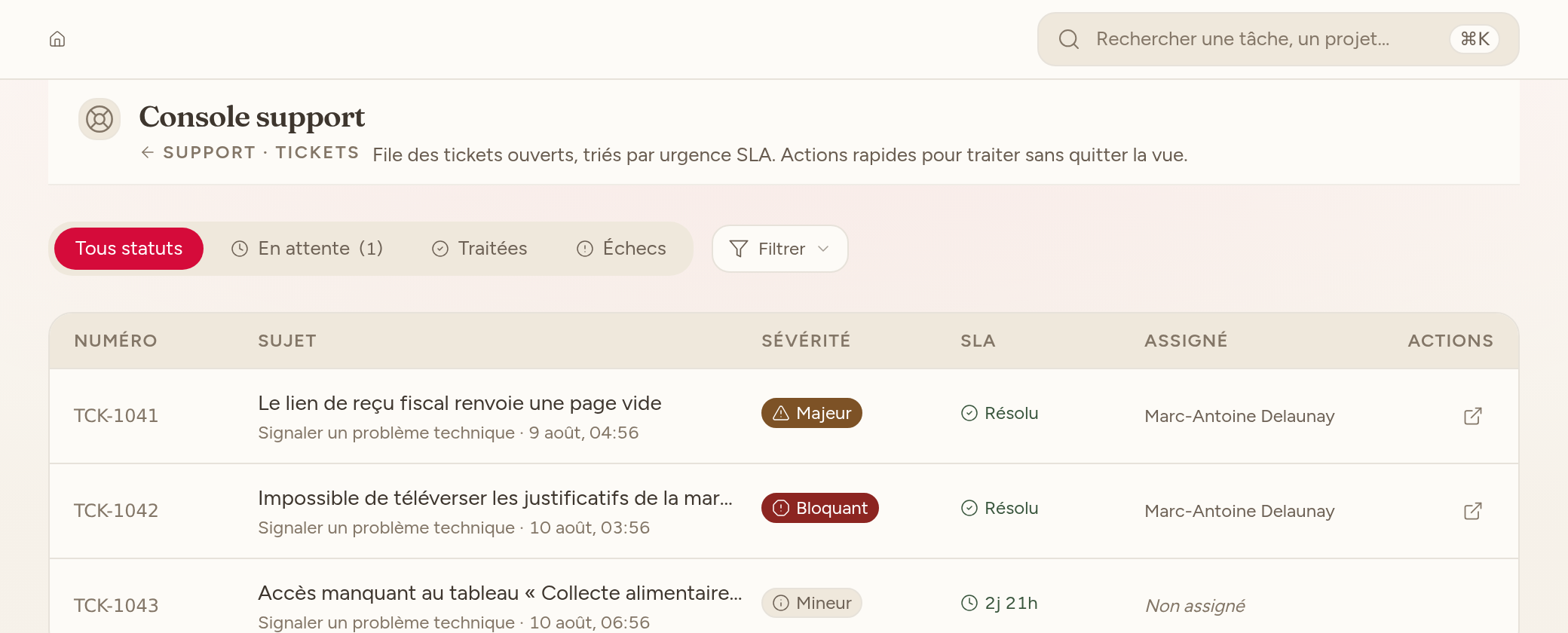 Console support : file triée par urgence, compteurs de retard