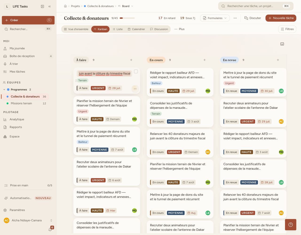 Panneau de détail d'une tâche ouvert par-dessus le tableau Kanban