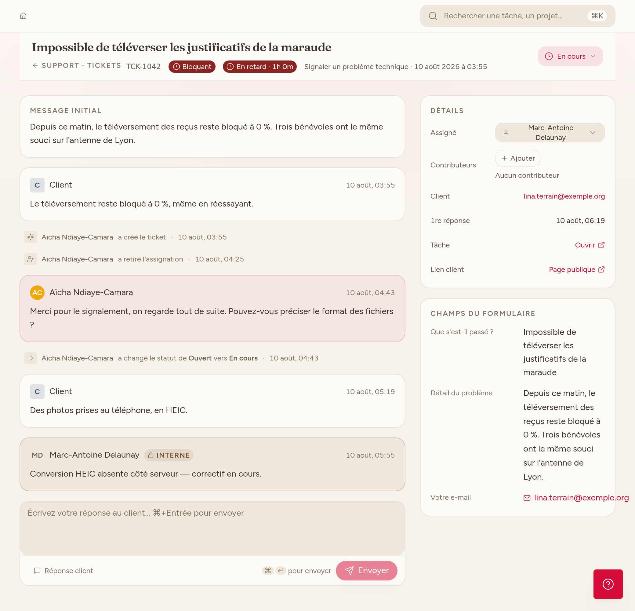 Fiche d'un ticket : conversation, notes internes et informations de suivi
